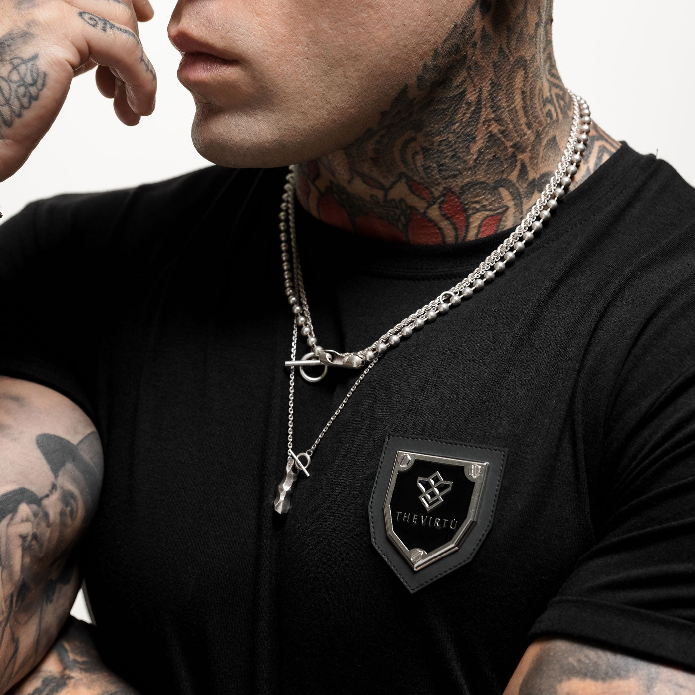 T-shirt uni avec bouclier en métal