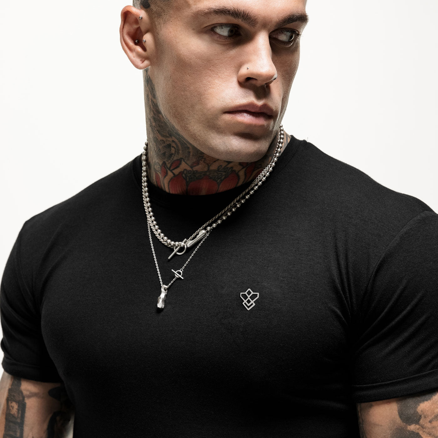 T-shirt noir avec logo en métal modal